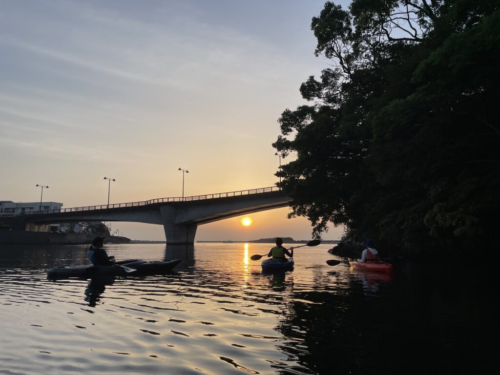 屋久島研修旅行　野沢園blog　朝日の中のカヤック