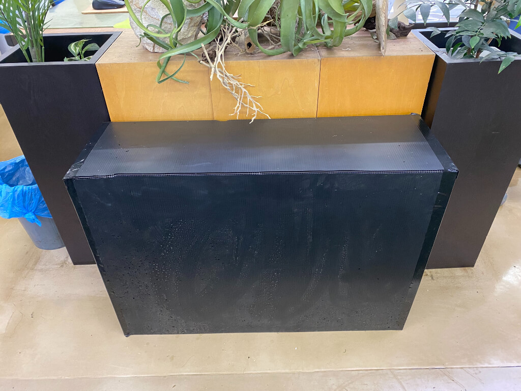 光がない場所(プラスチック段ボールで箱を作り、その中に植木を入れています) 野沢園blog